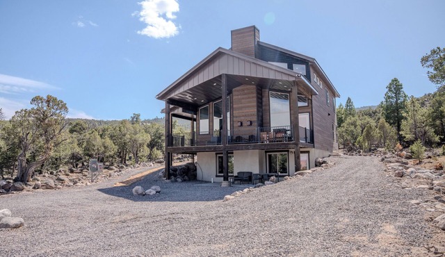 NEW! Red Rock & Pine Retreat. Sleeps 20+ people.