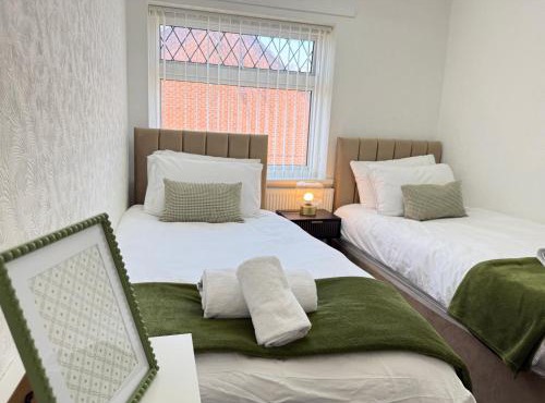 NEW refurbished Luxurious home with great transport links