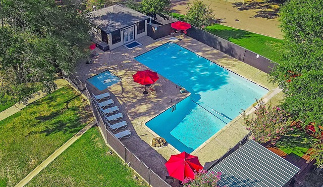 NEW! Regents Park Resort ~ Sparkling Pool, Tennis, Basketball, and Pickleball! ~