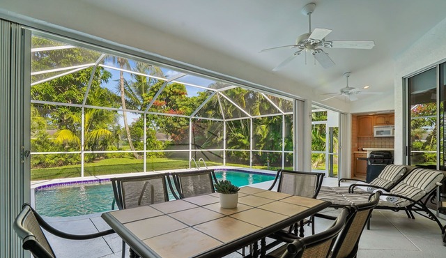 NEW! Relaxed Tropical Retreat 5 miles to Beach