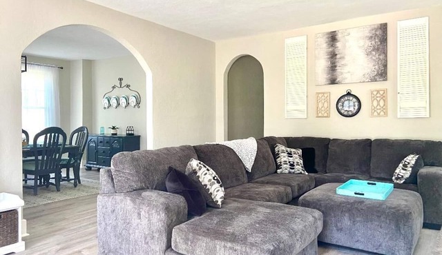 New Remodel in St. Charles - Sleeps 10! New patio! Large Fenced-in backyard!