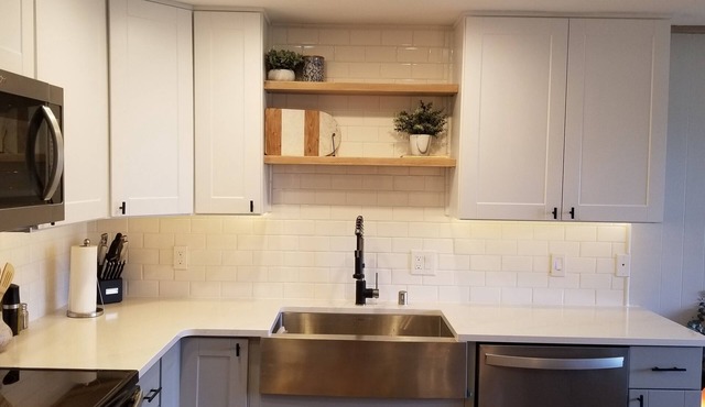 New Remodel! Lakeside Condo w/Pool, Kayaks, Bikes