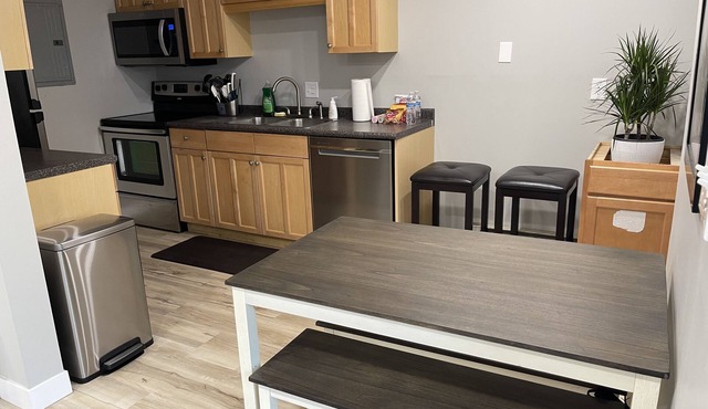 New Remodel Updated in 2023, 2BR 2 BA, Minutes to Mall/Airport