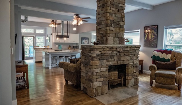new remodel w/a hot tub, 1 mile from market st bridge,private backyard and deck