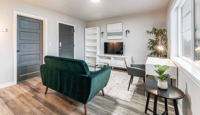 NEW Remodeled 1BR Downtown Tacoma Apartment close to Tacome Dome,.