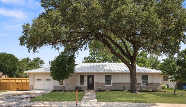 NEW remodeled Charming Home. 3-bedroom/2 full bath close to downtown Boerne.