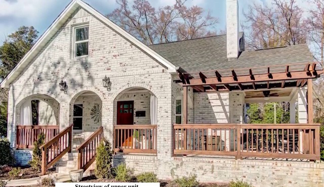 NEW Remodeled duplex /6 mins from Airport, Downtown CLT & great food!