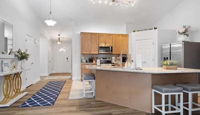 New remodeled home with patio in cul-de-sac. 12 sleep accommodating.