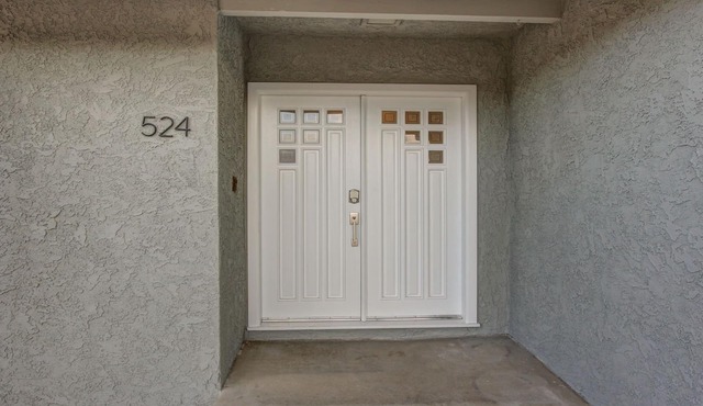 New Remodeled Home With Pool in Thousand Oaks