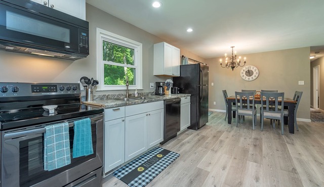 New remodeled home set in the woods 15 mins from downtown Asheville