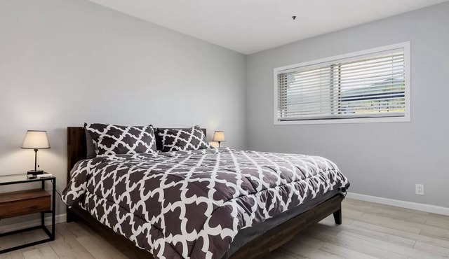 New! Remodeled Ski & Hiking Retreat - 5 min from resort!