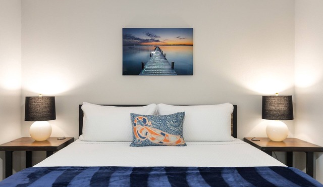 🌴🏠🌴New Remodeled Spacious 4Bedrooms+Office King Suite 5Tvs Games Garage Parking