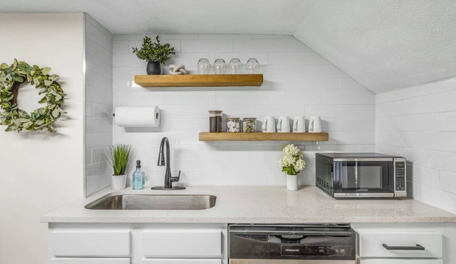 New! Renovated 1BR w/King: Modern Comfort