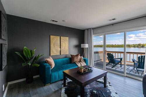 New Renovated 5BD Home with Hot Tub Sauna & Game Rm