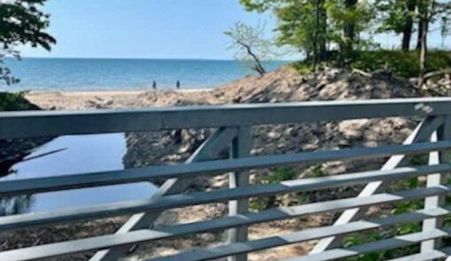 NEW!!! Renovated Beach Cottage, 0.4 mile walk to beach!