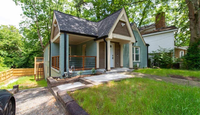 NEW Renovated Home Mile from Mercedes Benz