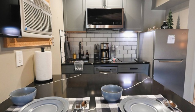 NEW Renovated Kitchen! Upscale throughout. 1 bedroom KING bed. sleeps 2 WIFI