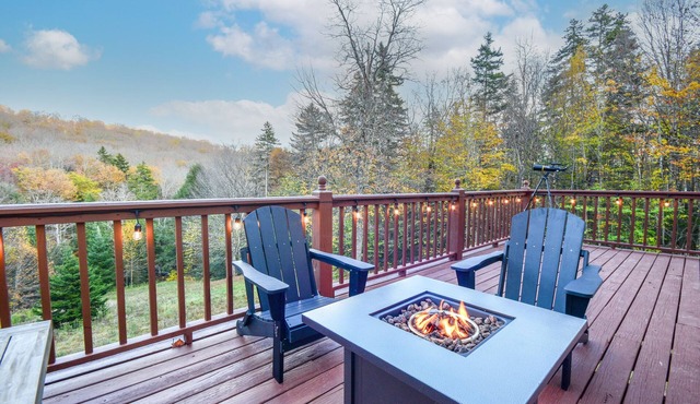 New Renovated Ski Chalet on the River with a Hottub