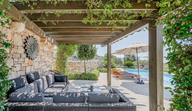 NEW renovated stone house-authentic spirit of Dalmatia+pool, 2 CARS incl!