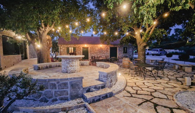 NEW! Rent estate with 2 villas, 1 common house and pool in vineyards