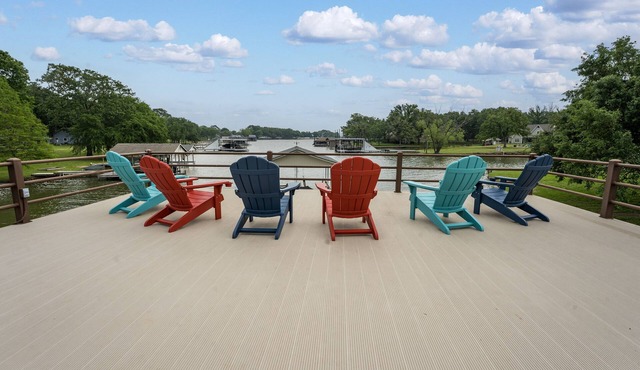 NEW RENTAL! DEEP WATER! Cedar Creek Lakehouse w/Golfcart & Dbl Decker Boat Dock
