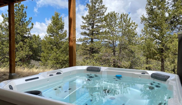 New Rental! Modern, Spacious 3Br/3Bath Home with Hot Tub and Epic Views -Singletree Overlook
