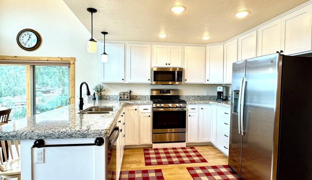 New Rental. Sleeps 8. Family Getaway with Great Views of Panguitch Lake & Sunset