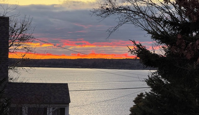 NEW RENTAL! Walk to Pemaquid Beach, Water View, Huge Deck, Private Beach Access