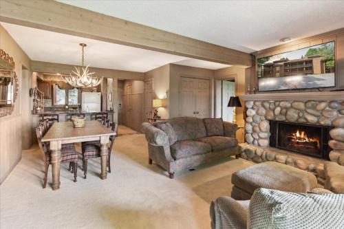 New- Resort villa- 2Bedroom 3Bath unit Golf Pools