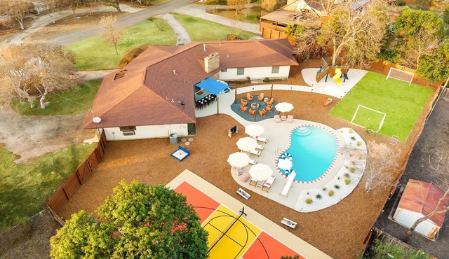 NEW Retro Luxury SoccerField+Pool+Tub+Treehouse+Pickle/Basketball+Theatre+Arcade