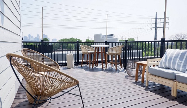NEW! Retro Urban Retreat - 5 bd in Northeast Minneapolis with roof top deck