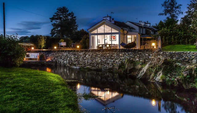 NEW - River Barn - 5 Star - Luxury Riverside Retreat