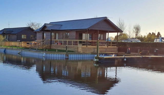 New! River Bay - set on the waters edge - sleeps 4