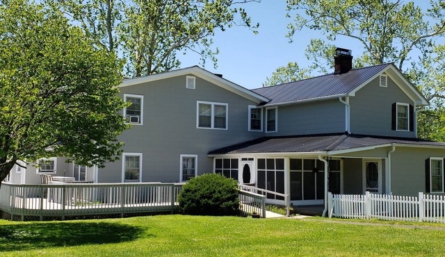 New River Gorge Bridge 8 Bedrooms, Hot Tub, and Private, Heated Pool 18' x 34'