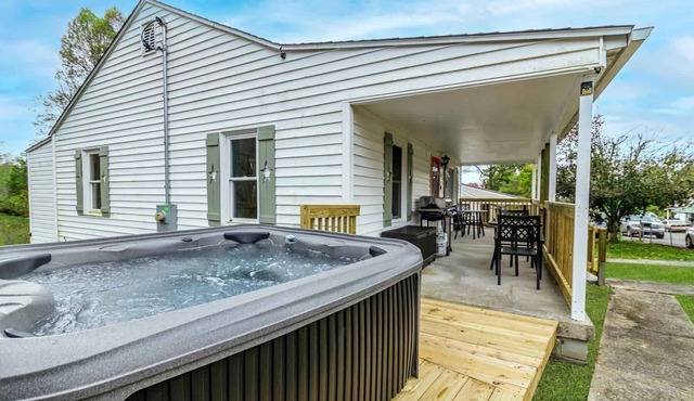 New River Gorge Cottage w/Hot Tub, Fire Pit, & Grill