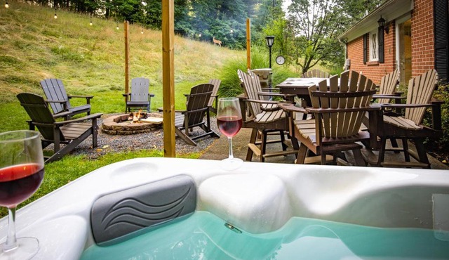 New River Gorge Oasis-Hot Tub, Fire pit andGood Vibes