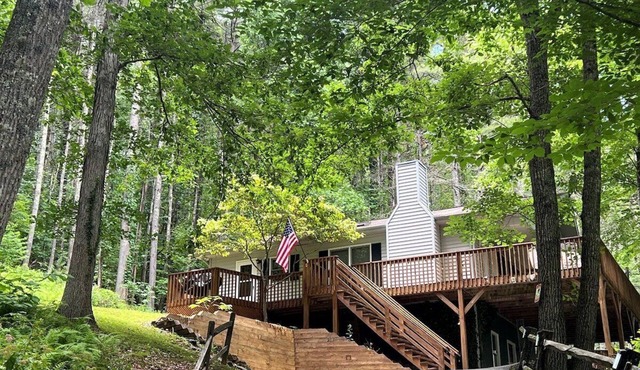 New River Haven- Riverfront, Hot Tub, Dog Friendly, Firepit, WiFi, River Tubes, Smart TV's, Games
