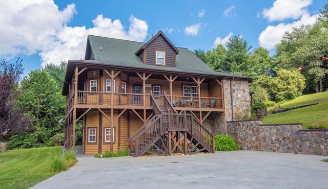 New River Log Cabin - Hot Tub - River Access - Game Room!