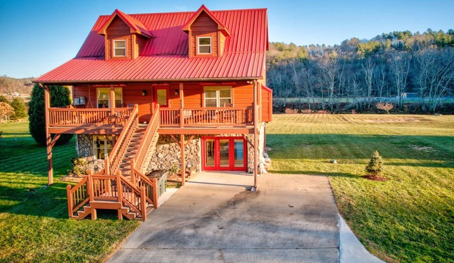 New River Ramble - riverfront with massive game room, hot tub, fire pit
