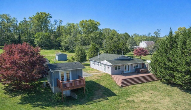 New River Riverfront | Hot Tub + Kayaks | Trophy Muskie Fishing | Near VT