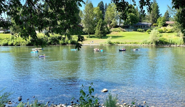 New Riverfront 3-bedroom 2 bath house in Grants Pass with WiFi, AC, covered deck
