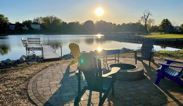 New! Riverfront Retreat! Dock! Near downtown & Neshotah Park. Dogs ok!