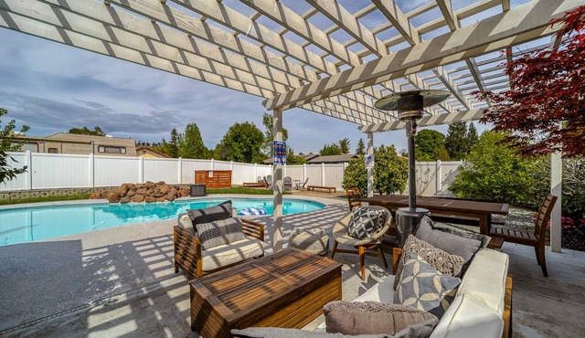 *NEW* 🌄Riverside Retreat🌅 with Pool & Hot Tub