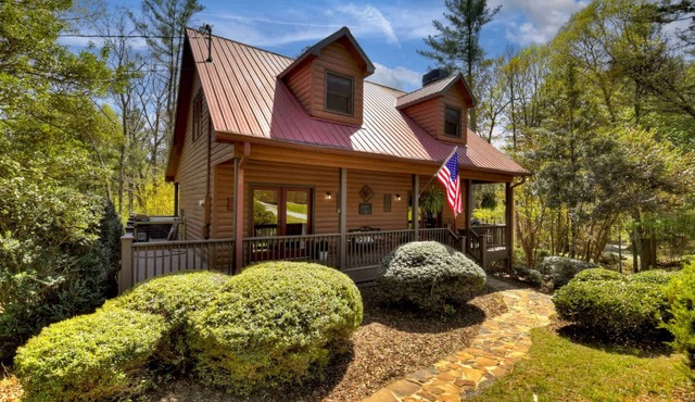 New! Rocco's creekside cabin, relax and wine down