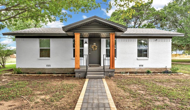 New-Rock Creek Cottage ~ Cozy & Countryside, 12 miles from Magnolia