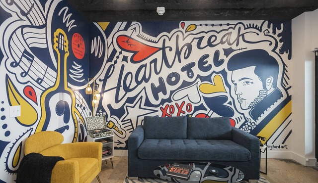 New!* Rock & Roll Retreat Near Airport & Downtown!