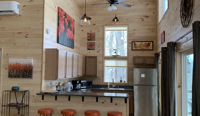 New & Romantic Couples Cabin with hot tub & fire pit near Athens & Hocking Hills