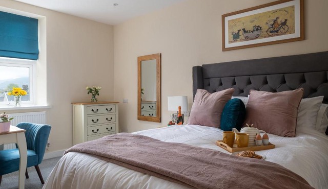 NEW Romantic, dog friendly hideaway, Snowdon views