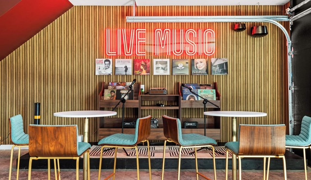 NEW + Rooftop + Hot Tub + Karaoke + Glam Stations + Min to Broadway