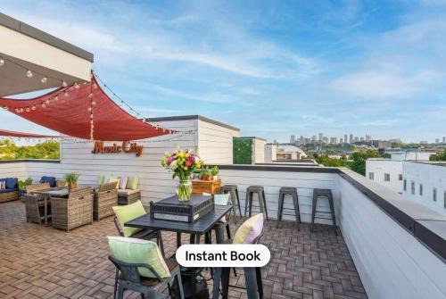 New Rooftop with city views game room DT Nash